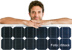Mann mit Photovoltaik